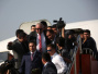 阿富汗副总统流亡一年多回国，机场险遇自杀式炸弹袭击致16死