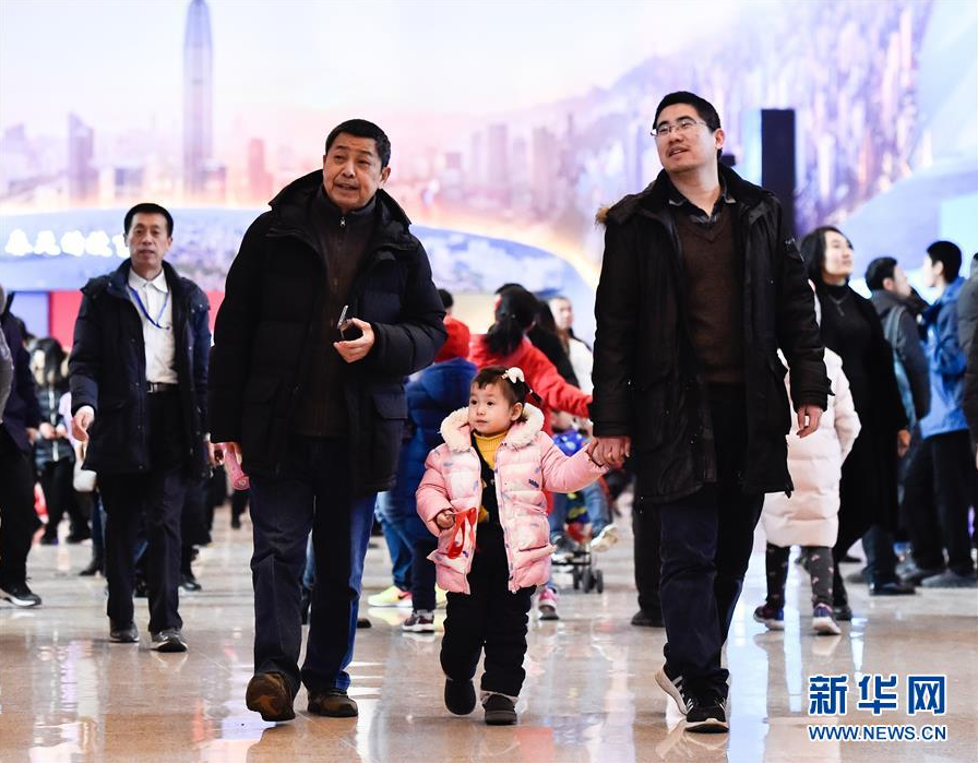 2月10日，家长带着孩子一起来到中国国家博物馆参观“伟大的变革——庆祝改革开放40周年大型展览”。 春节期间，“伟大的变革——庆祝改革开放40周年大型展览”迎来持续参观热潮，单日现场观众人数最多达6.8万人次。据统计，大年初一至初六，累计现场参观人数超过35.8万人次。 新华社记者李贺摄