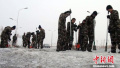新疆克拉玛依出现冻雨天导致全城变成“溜冰场”