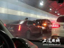 上海龙耀路隧道发生车祸至拥堵 一轿车被撞翻