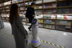 机器人店员亮相杭州新华书店
