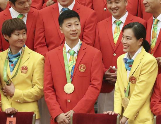 这是参加会见的运动员钟天使、马龙和吴敏霞（前排从左至右）。新华社记者兰红光摄