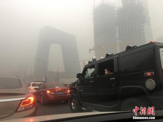 10月19日消息，昨天16时，北京市气象台发布霾黄色预警信号，预计昨日傍晚至19日北京大部地区有中度霾，南部地区有重度霾。通州、大兴区气象台也在16时前后发布霾橙色预警信号。截至16时，城六区PM2.5浓度已经超过150微克/立方米，达到5级重污染。图为国贸附近被雾霾笼罩，能见度降低。富田 摄