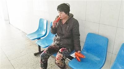 河南辉县一女子为给儿子省营养费 俩月啃60多