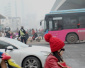 河南遭雾霾“袭击”　郑州市民戴口罩出行　