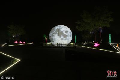 山东滨州一楼盘摆放“人造月亮”为中秋节促销造势