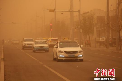 5月4日，内蒙古地区迎来今年最强沙尘暴，图为车辆在沙尘中缓慢行驶。李爱平 摄