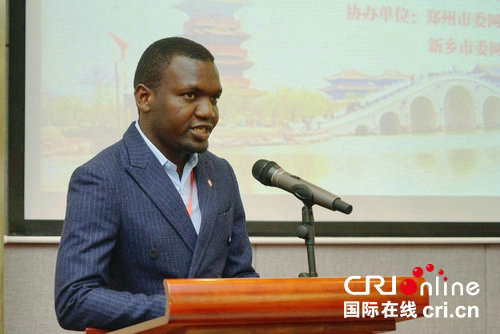 外国青年代表、坦桑尼亚留学生王政发言 摄影 付锐