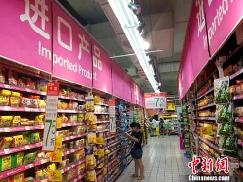 民众正在超市里购物。<a target='_blank' href='http://www.chinanews.com/' >中新网记者 李金磊 摄