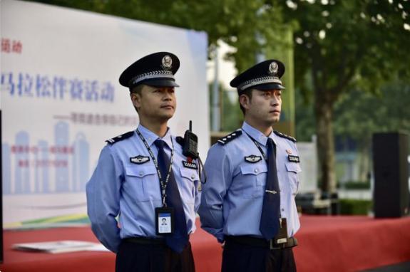 南京警方举行2017南京马拉松演练