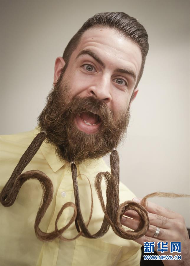 你好胡子 6月3日，在加拿大温哥华，一名参赛者在胡子选美大赛中展示他的胡子。 新华社发（梁森摄）
