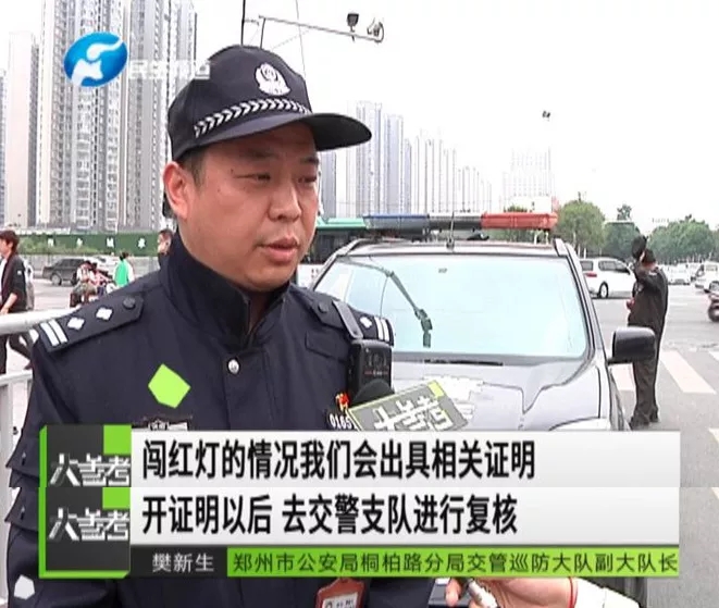 郑州街头一男子坐面包车里呼救 民警两分钟完成救助行动