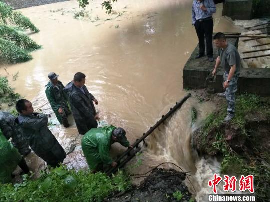 强降雨袭击湖南怀化300年古桥成危桥