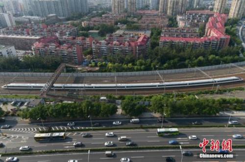 资料图：“复兴号”率先在京沪高铁两端的北京南站和上海虹桥站双向首发。<a target='_blank' href='http://www.chinanews.com/'>中新社记者 崔楠 摄