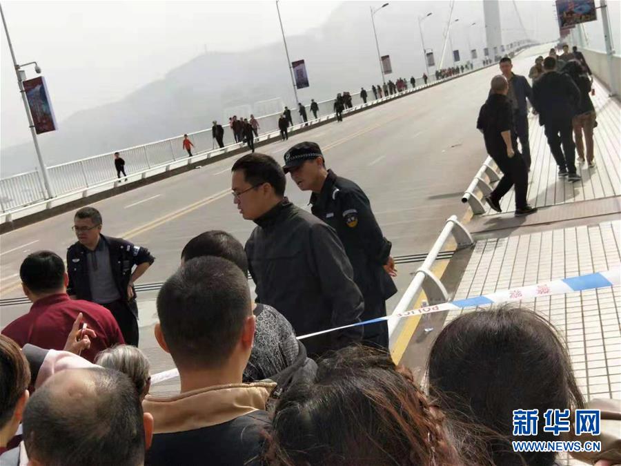 #（突发事件）（2）重庆万州长江二桥公交车冲入长江事故已打捞起一具遇难者遗体 